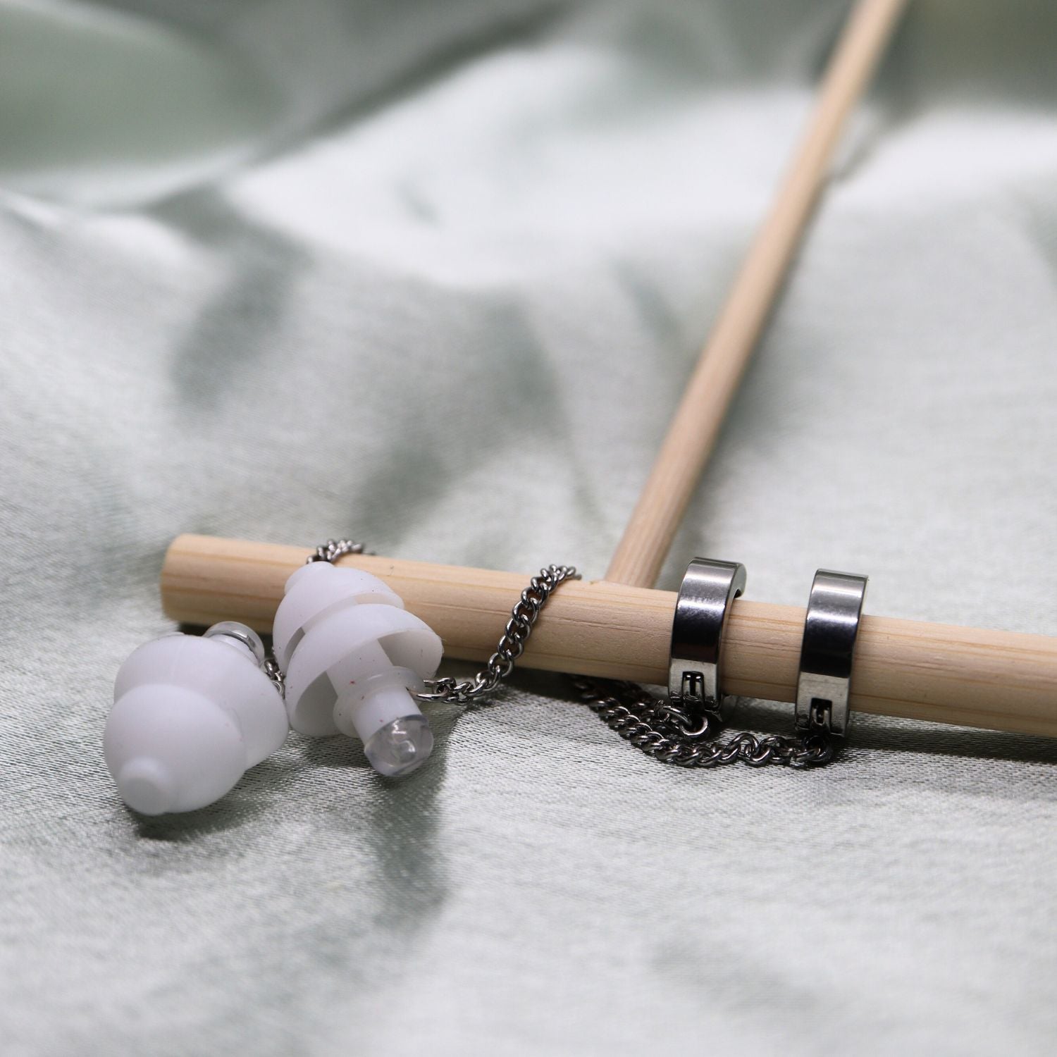 Earcuffs Voor Oordopjes Zilver RVS sfeerbeeld