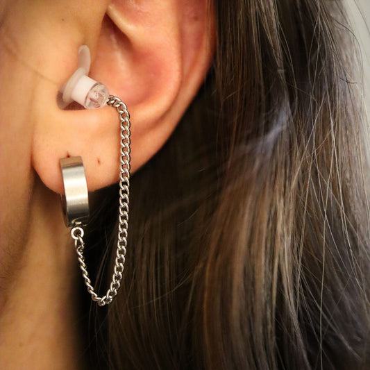 Oorbellen Voor Oordopjes Zilver RVS op model met oordopjes