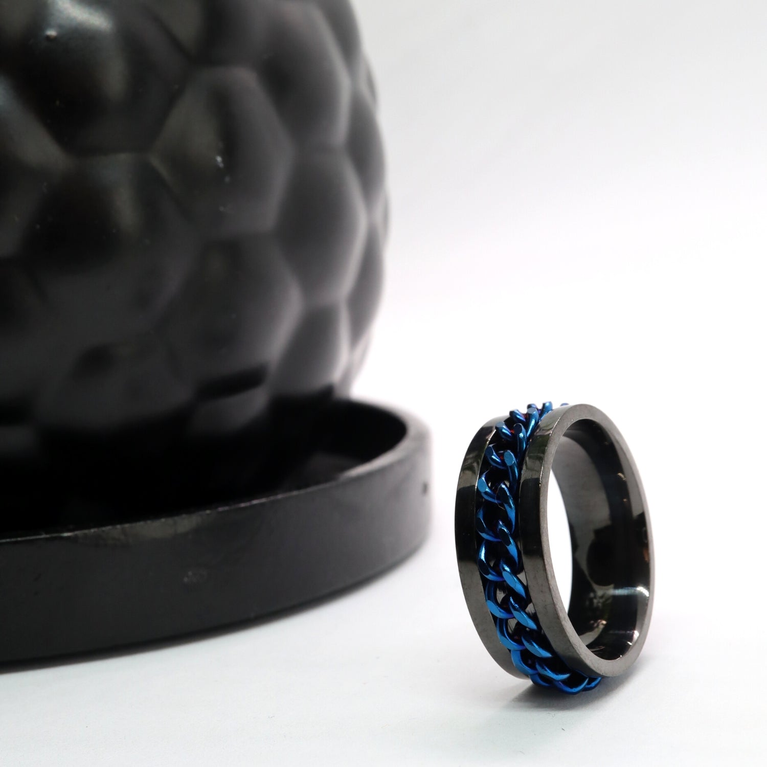Anxiety Ring (Kettinkje) Blauwe ketting Zwarte ring Sfeerbeeld