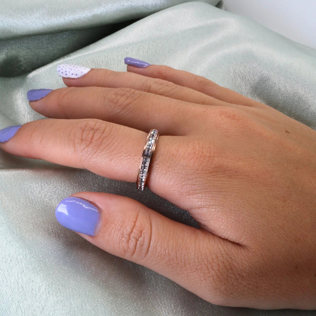 Anxiety Ring (Spark) Rosé goud op model