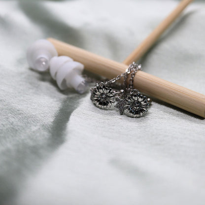 Earcuffs Voor Oordopjes (Bloem Sterretjes) Zilverkleurig Sfeerbeeld