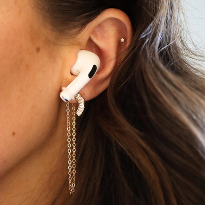 Oorbellen Voor Oordopjes (Zirkonia) Goudkleurig op model met airpods
